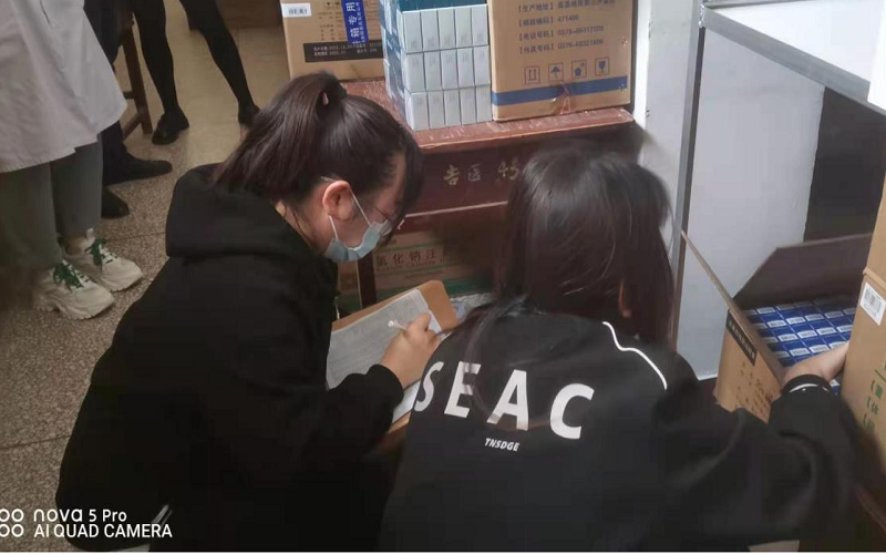 1681703665673018215.png 圖為審計(jì)人員抽盤(pán)藥品庫(kù)1.png