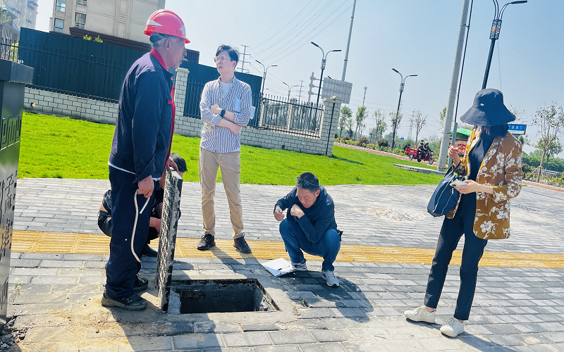 1683852806467085137.png 圖為審計(jì)人員查看路面雨污水井現(xiàn)場.png