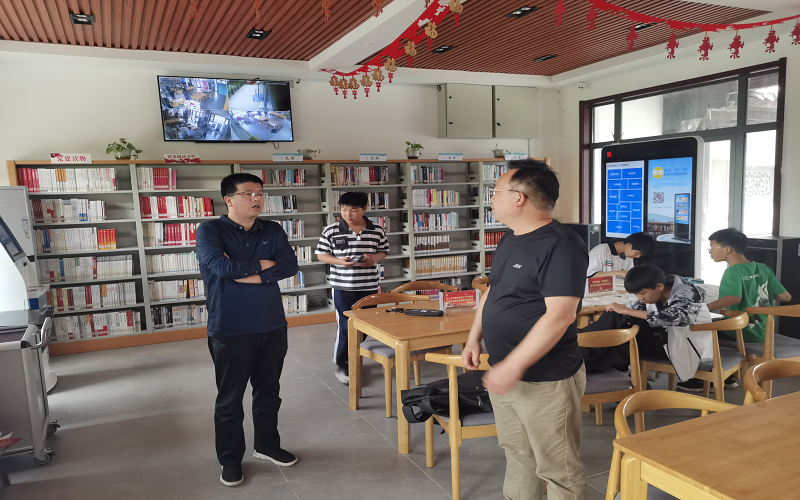 1686623118827081676.png 圖為審計人員實地查看城市書房現(xiàn)場.png